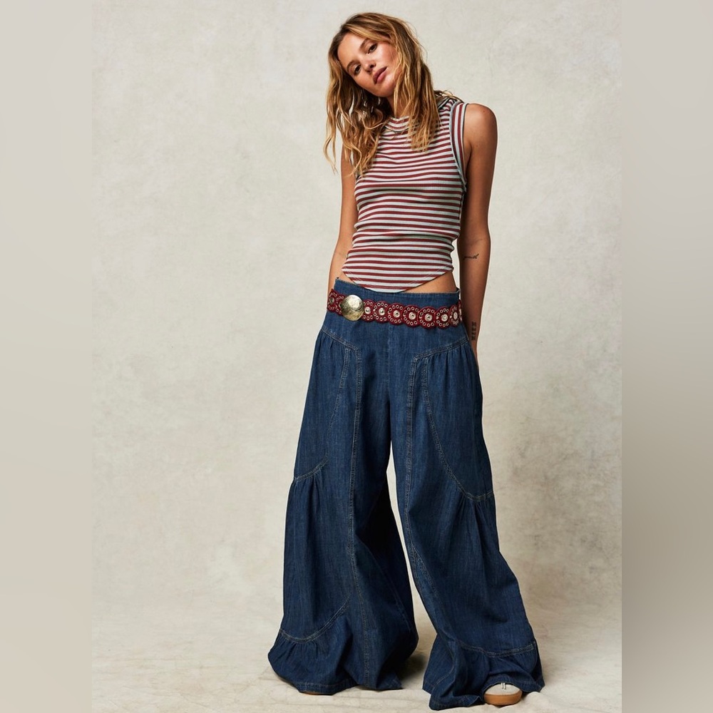Free People size SMALL extreme wide leg jeans  style: Dawn on Me in LONDON BLUE